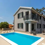 2 Bedroom In * Vrbnik (Primorje-Gorski Kotar)