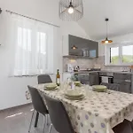 2 Bedroom In דירה